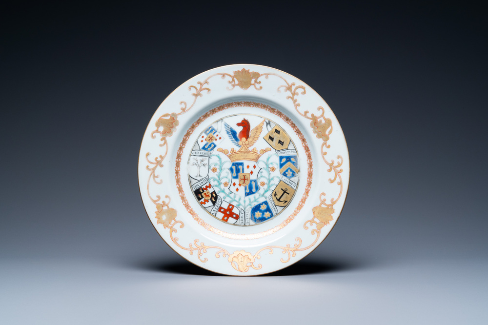 Une assiette armori&eacute;e en porcelaine de Chine aux armes de 'Van Reverhorst' pour le march&eacute; hollandais, Qianlong, ca. 1745