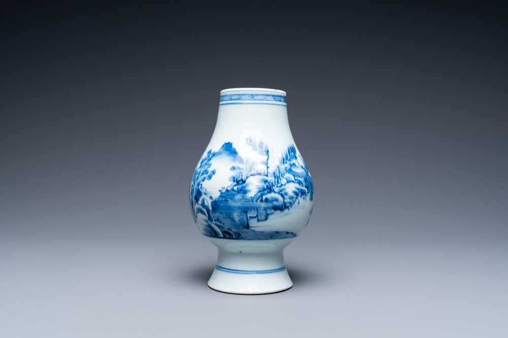 Een Chinese blauw-witte vaas met figuren in een landschap, Yongzheng merk en periode