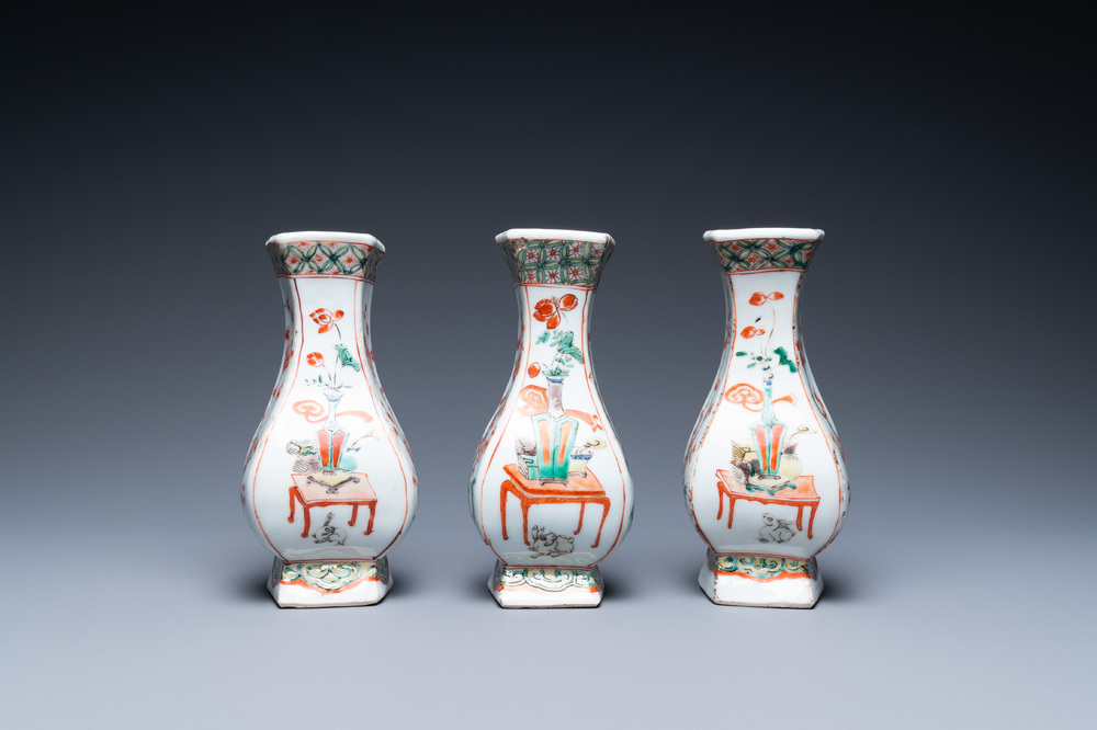 Trois vases en porcelaine de Chine famille verte, Kangxi