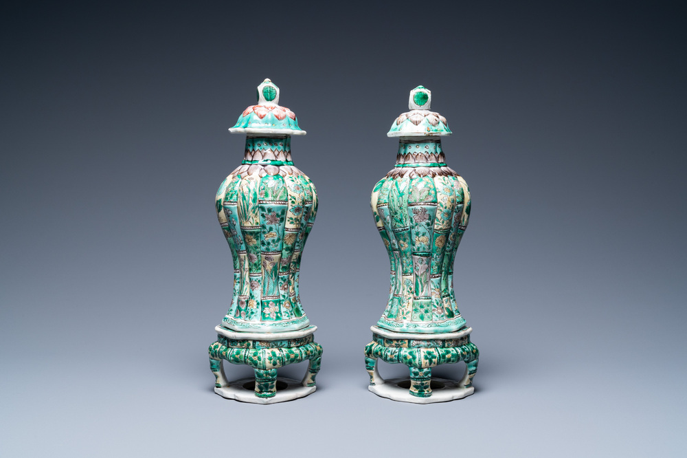 Une paire de vases couverts sur socles en biscuit &eacute;maill&eacute; vert, Chine, Kangxi