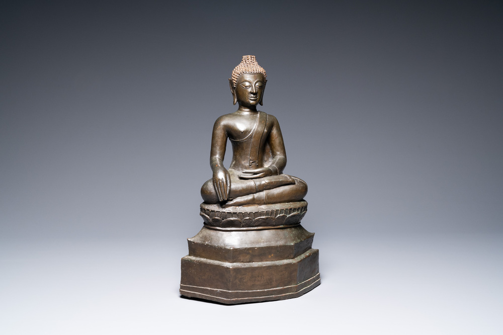 Une grande figure de Bouddha en bronze de style Lanna, Laos ou Tha&iuml;lande du Nord, milieu du 16&egrave;me