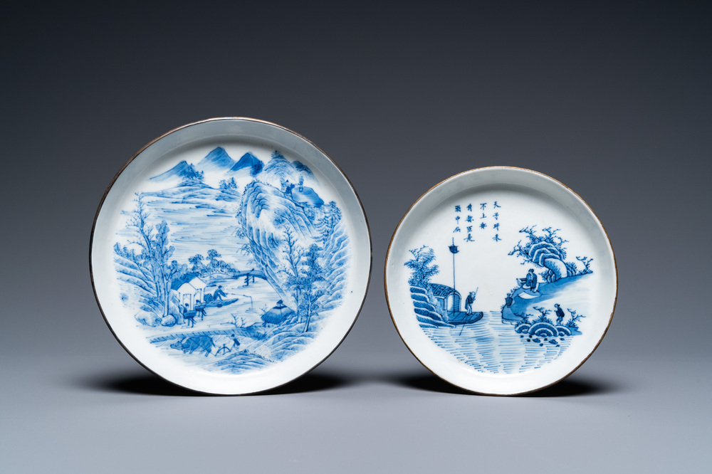 Twee Chinese blauw-witte 'Bleu de Hue' borden voor de Vietnamese markt, My Ngoc en Roushen collectie merken, 19e eeuw