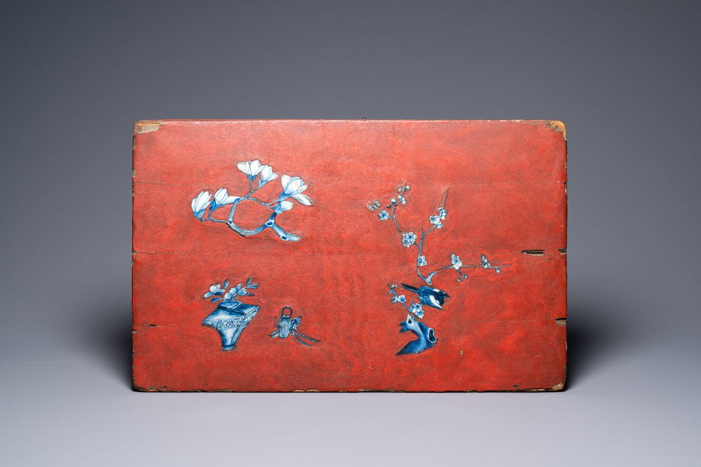 Een Chinees gelakt houten paneel met blauw-witte porseleinen inzetten, 18e eeuw