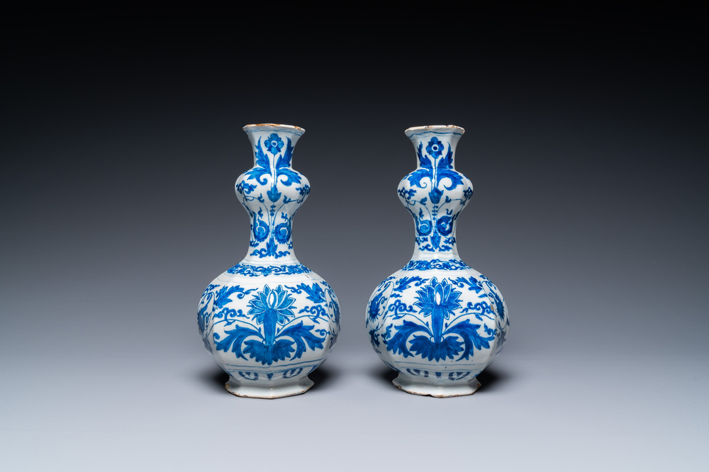 Een paar blauw-witte Delftse knobbelvazen met lotusdecor, eind 17e eeuw