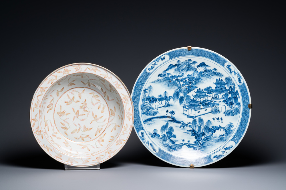 Un grand plat en porcelaine de Chine en bleu et blanc et un bol &agrave; d&eacute;cor floral, 19&egrave;me