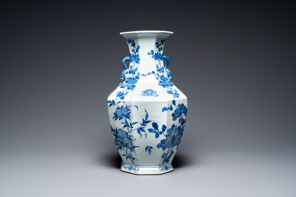 Een Chinese blauw-witte octagonale 'hu' vaas, 19e eeuw