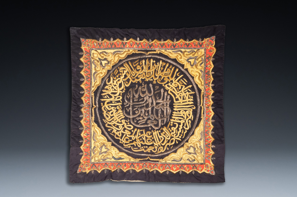 Un panneau de couverture pour la Kaaba en soie aux fils en m&eacute;tal dor&eacute; et argent&eacute;, travail ottoman, 19/20&egrave;me