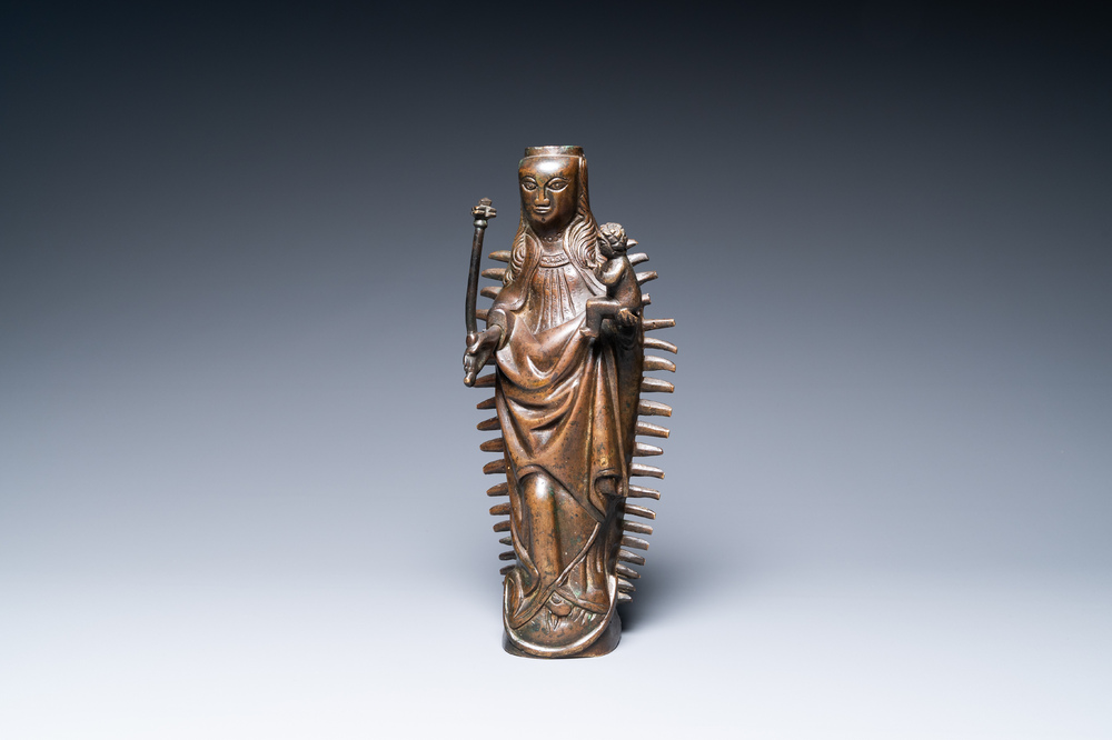 Un grand ornement de lustre en bronze en forme d'une Vierge &agrave; l'enfant, Flandres, 16&egrave;me