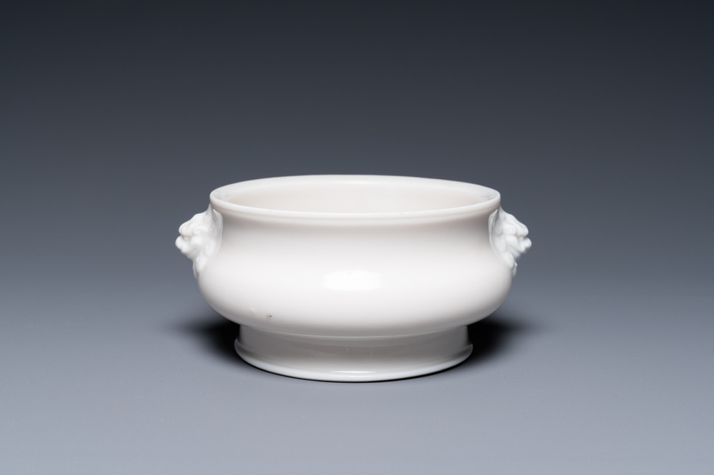 Een Chinese Dehua blanc de Chine wierookbrander met leeuwenkoppen, Xuande merk, Kangxi