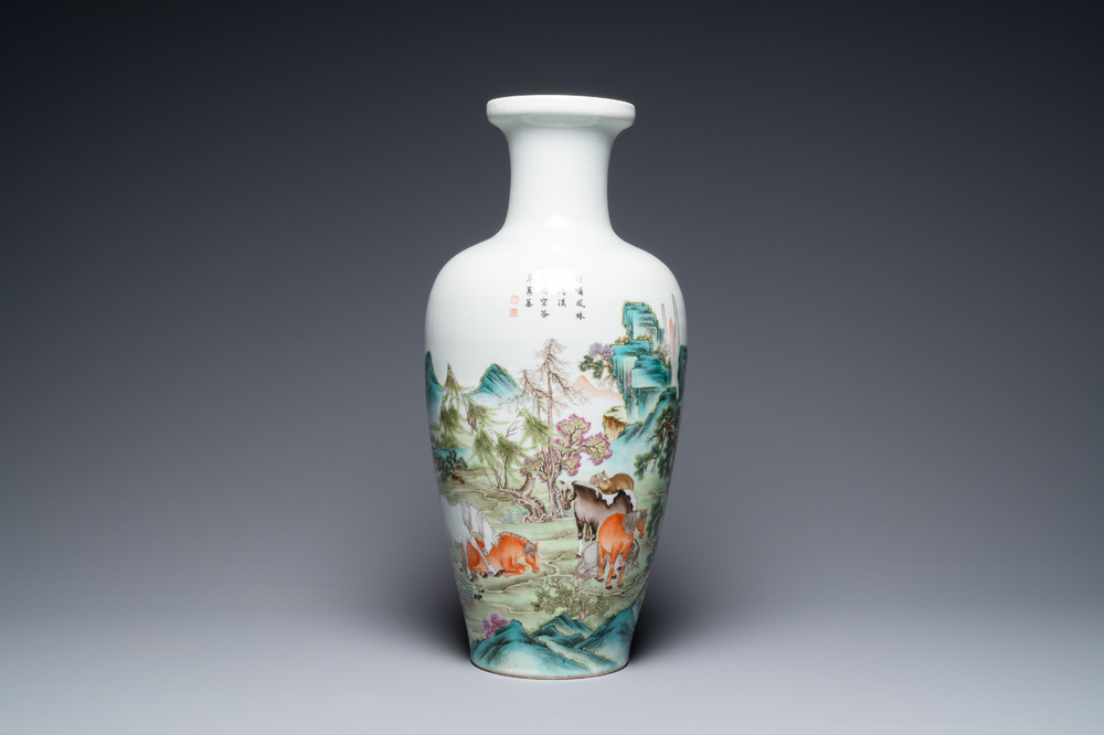 Un vase en porcelaine de Chine famille rose &agrave; d&eacute;cor des 'Huit chevaux de Mu Wang', marque de Hongxian, 20&egrave;me