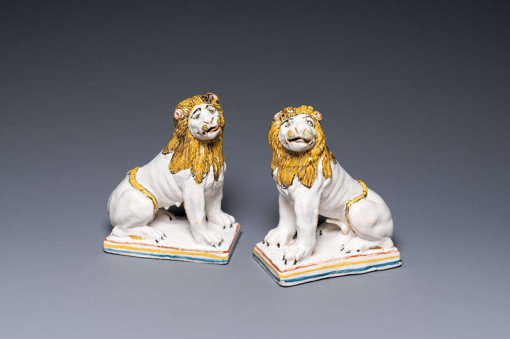 Une paire de lions en fa&iuml;ence polychrome de Rouen, 1&egrave;re moiti&eacute; du 18&egrave;me