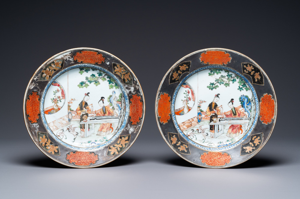 Une paire d'assiettes en porcelaine de Chine famille rose &agrave; d&eacute;cor de musiciennes, Yongzheng