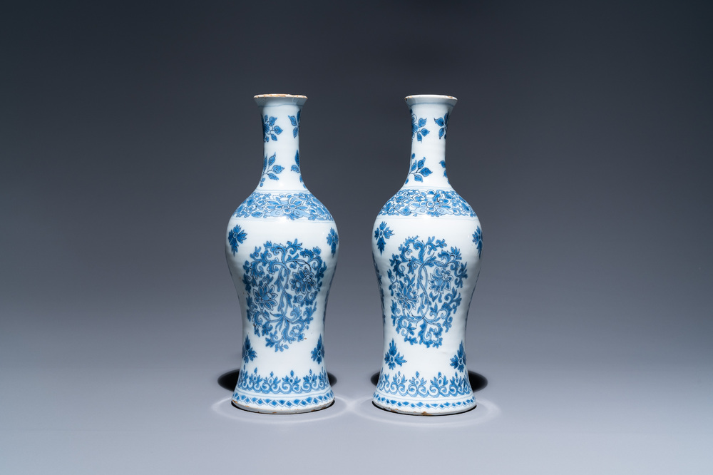 Een paar blauw-witte Delftse flesvormige vazen met floraal decor, eind 17e eeuw