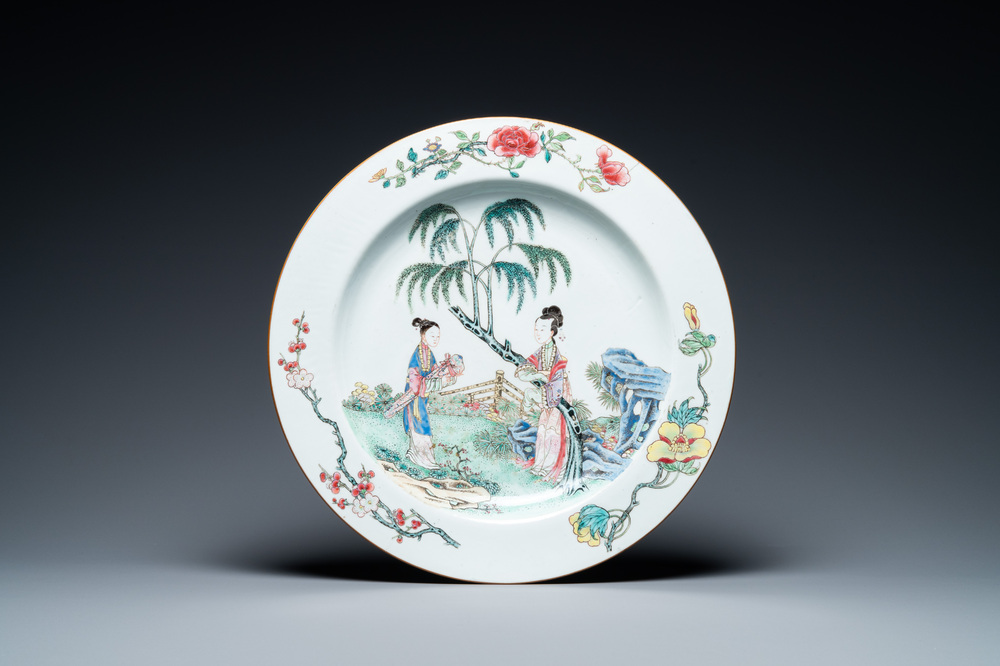 Un grand plat en porcelaine de Chine famille rose &agrave; d&eacute;cor de femmes dans un jardin, Yongzheng