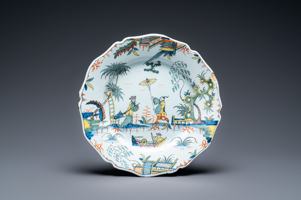 Un plat &agrave; bord contourn&eacute; en fa&iuml;ence polychrome de Rouen &agrave; d&eacute;cor chinois, 1&egrave;re moiti&eacute; du 18&egrave;me