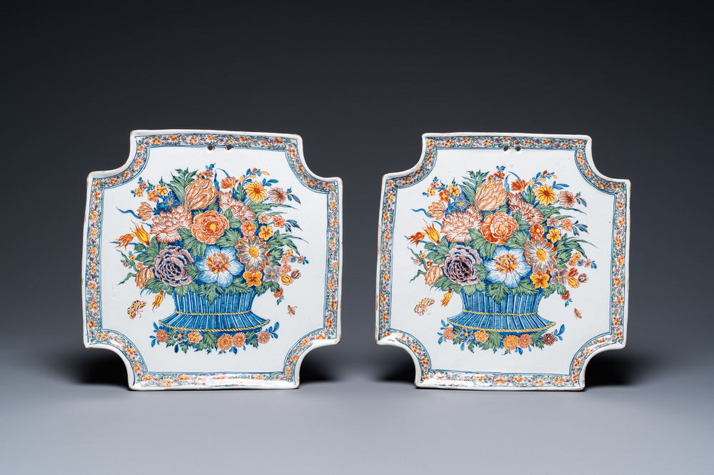 Een paar bijzonder fijne polychrome Delftse plaquettes met bloemenmanden, 18e eeuw
