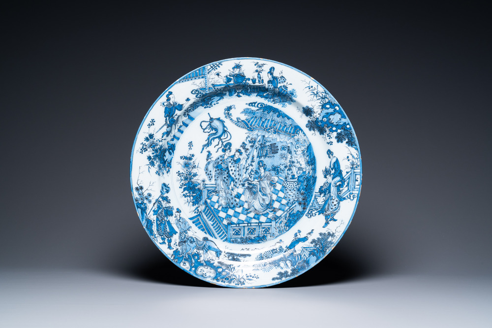 Un grand plat d'&eacute;paisseur et de qualit&eacute; exceptionelle en fa&iuml;ence de Delft en bleu et blanc &agrave; d&eacute;cor chinois, fin du 17&egrave;me