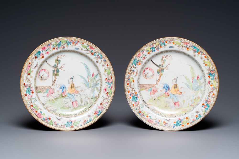 Une paire d'assiettes en porcelaine de Chine famille rose &agrave; d&eacute;cor d'une dame et deux gar&ccedil;ons dans un jardin, Yongzheng