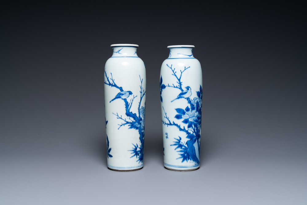 Une paire de vases de forme rouleau en porcelaine de Chine en bleu et blanc, &eacute;poque Transition