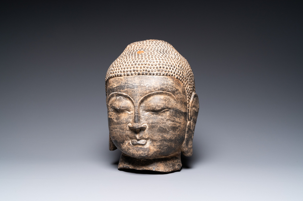 Een Chinees gesculpteerd stenen hoofd van Boeddha, Ming of later