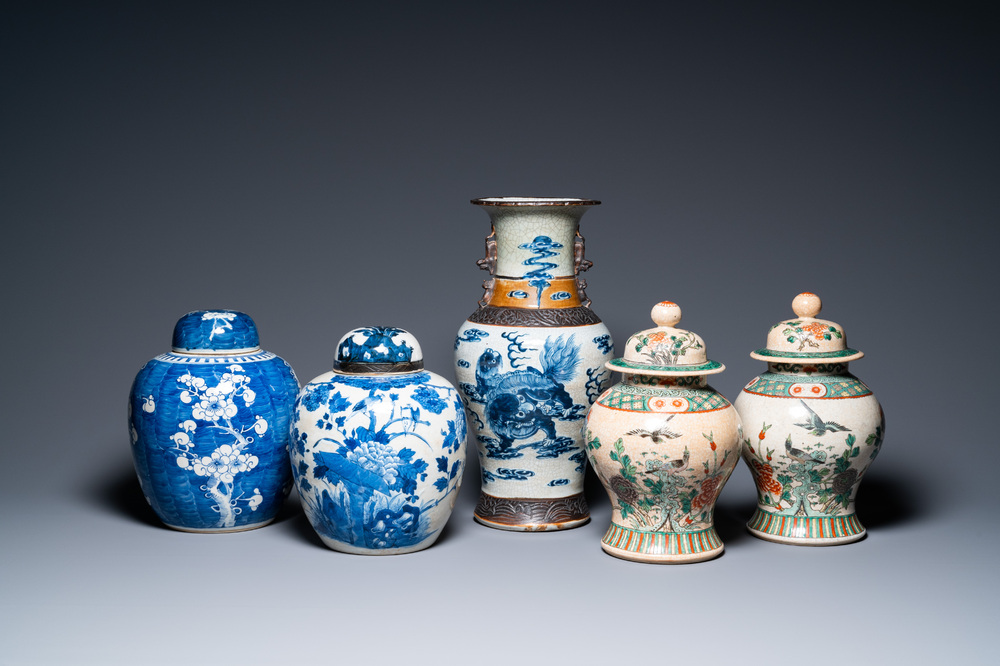 Vijf Chinese blauw-witte en famille verte vazen, 19/20e eeuw