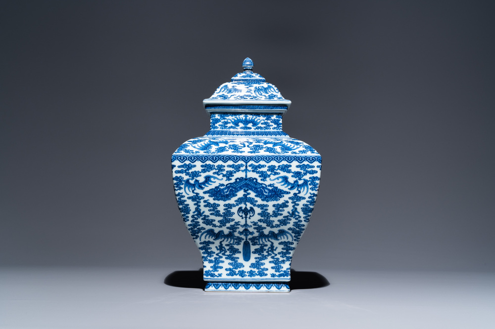 Un vase couvert en porcelaine de Chine en bleu et blanc à décor de chauve-souris et nuages, marque et époque de Qianlong