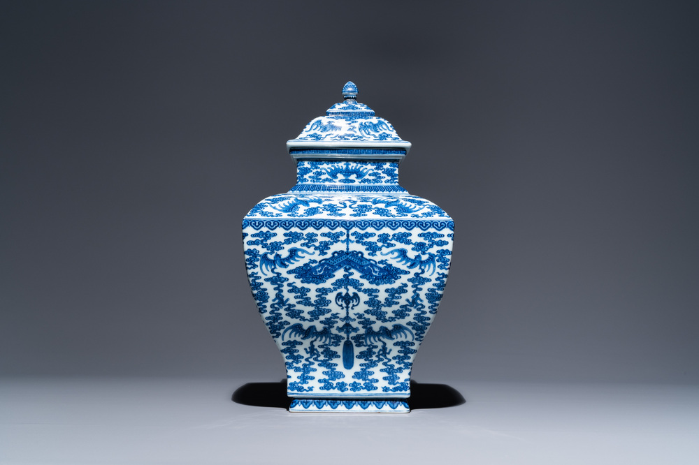 Un vase couvert en porcelaine de Chine en bleu et blanc &agrave; d&eacute;cor de chauve-souris et nuages, marque et &eacute;poque de Qianlong