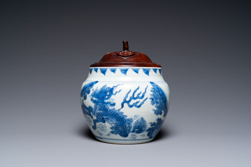 Un bol en porcelaine de Chine en bleu et blanc &agrave; d&eacute;cor de qilins, &eacute;poque Transition