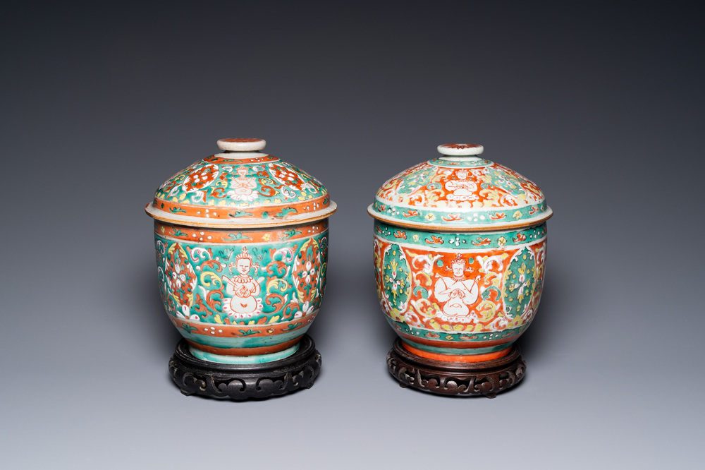 Deux grands bols couverts en porcelaine de Chine Bencharong pour le march&eacute; thai, 18/19&egrave;me