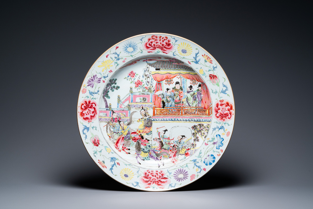 Un tr&egrave;s important plat en porcelaine de Chine famille rose &agrave; d&eacute;cor de l'Emp&eacute;reur Yang, Yongzheng