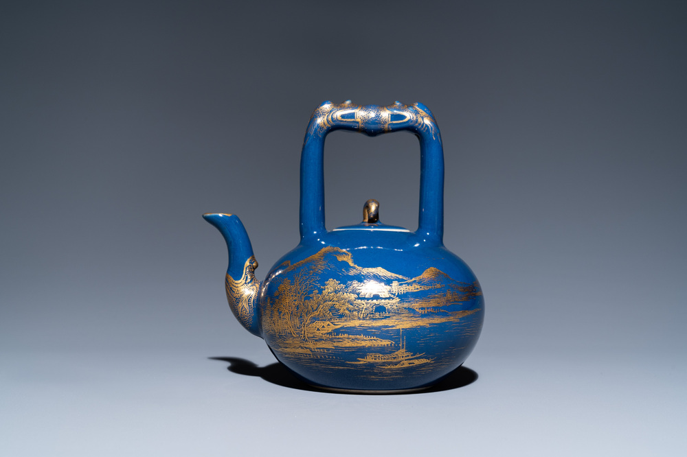 Une th&eacute;i&egrave;re en porcelaine de Chine &agrave; d&eacute;cor dor&eacute; sur fond bleu, marque et probablement &eacute;poque de Qianlong