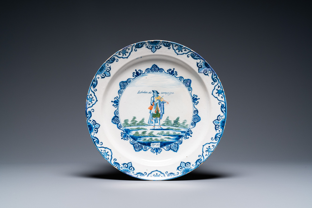 Un plat en fa&iuml;ence de Delft polychrome &agrave; d&eacute;cor d'un violoniste, 1er quart du 18&egrave;me