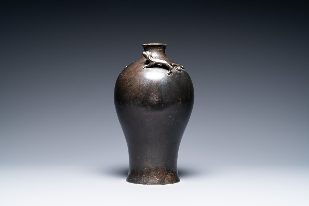 Een Chinese bronzen 'meiping' vaas met draken op de schouder, Kangxi