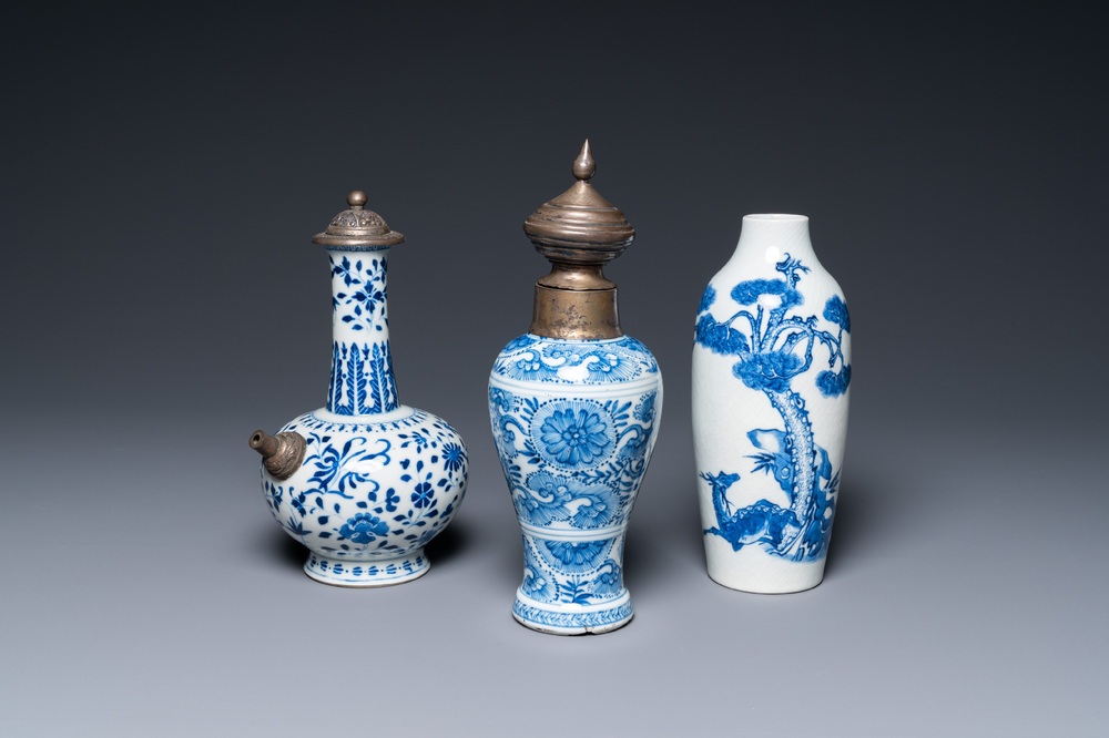 Trois vases en porcelaine de Chine en bleu et blanc, Kangxi/Qianlong