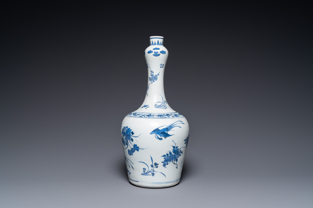 Een Chinese blauw-witte flesvormige vaas uit het 'Hatcher' scheepswrak, Transitie periode