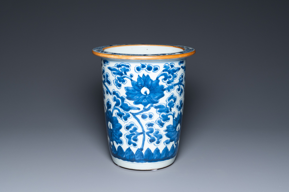 Une jardini&egrave;re en porcelaine de Chine en bleu et blanc &agrave; d&eacute;cor de rinceaux floraux, Kangxi