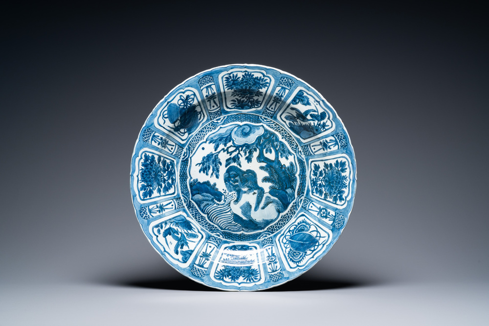Un tr&egrave;s grand plat en porcelaine de Chine en bleu et blanc de type kraak &agrave; d&eacute;cor d'un animal mythique, Wanli