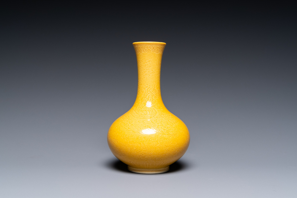 Een Chinese monochrome gele flesvormige vaas met ingekrast drakendecor, Daoguang merk, 19/20e eeuw