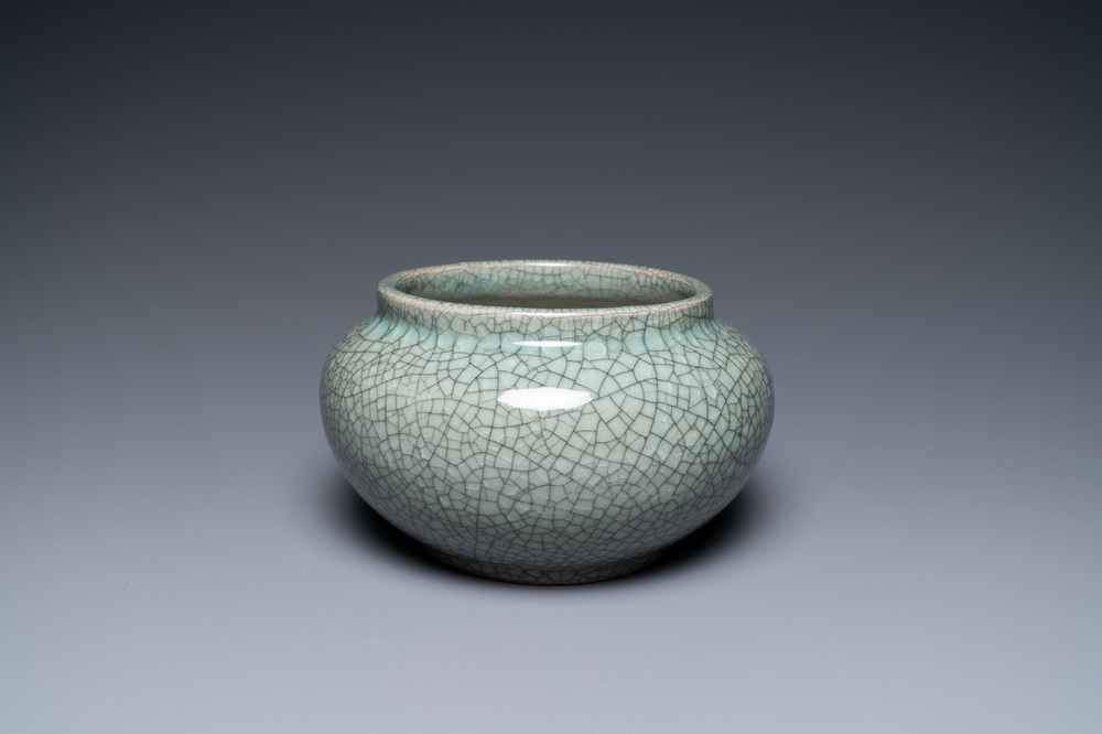 A Chinese crackle-glazed alms bowl, 19th C.