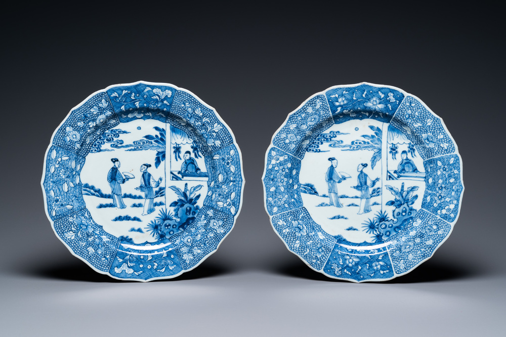 Een paar Chinese blauw-witte 'Xi Xiang Ji' schotels, Qianlong