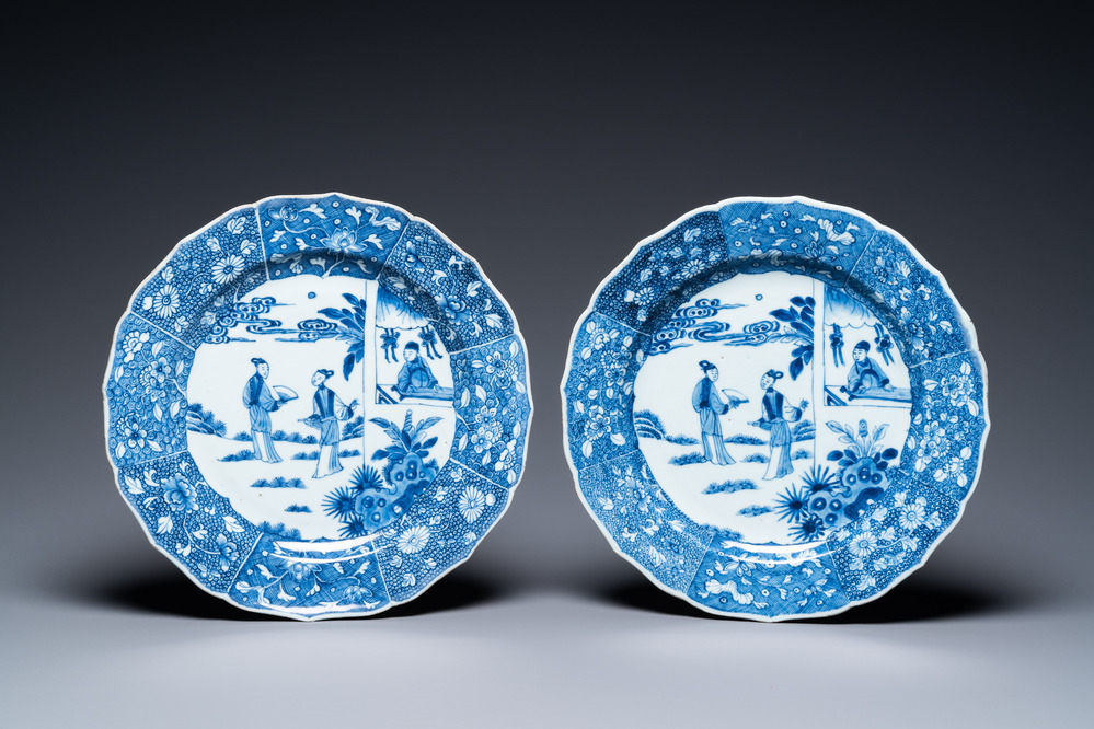 Een paar Chinese blauw-witte 'Xi Xiang Ji' schotels, Qianlong