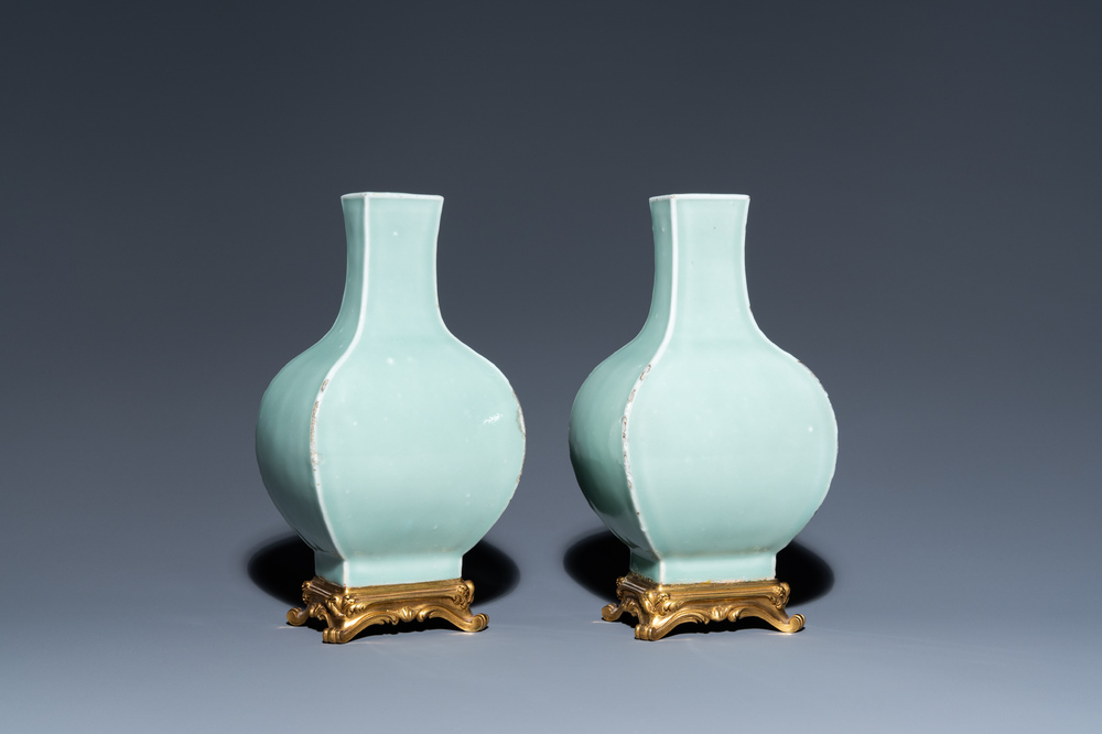 Une paire de vases en porcelaine de Chine c&eacute;ladon monochrome aux montures en bronze dor&eacute;, 18/19&egrave;me