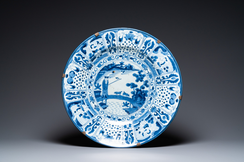 Un tr&egrave;s grand plat de style kraak en porcelaine Arita de Japon en bleu et blanc, Edo, 17/18&egrave;me