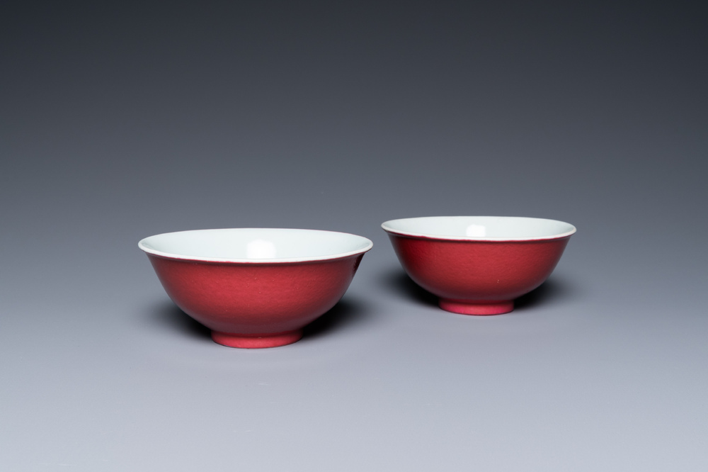 Paire de bols en porcelaine de Chine rouge de rubis monochrome, marque et &eacute;poque de Jiaqing