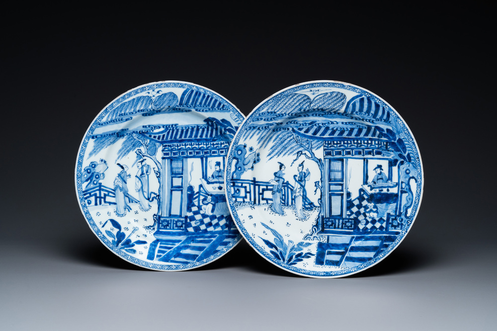 Une paire de plats en porcelaine de Chine en bleu et blanc &agrave; d&eacute;cor d'une sc&egrave;ne du 'Xi Xiang Ji', Yongzheng