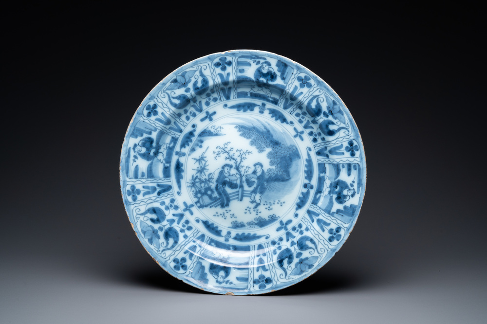 Un plat en fa&iuml;ence de Delft en bleu et blanc &agrave; d&eacute;cor chinois, fin du 17&egrave;me