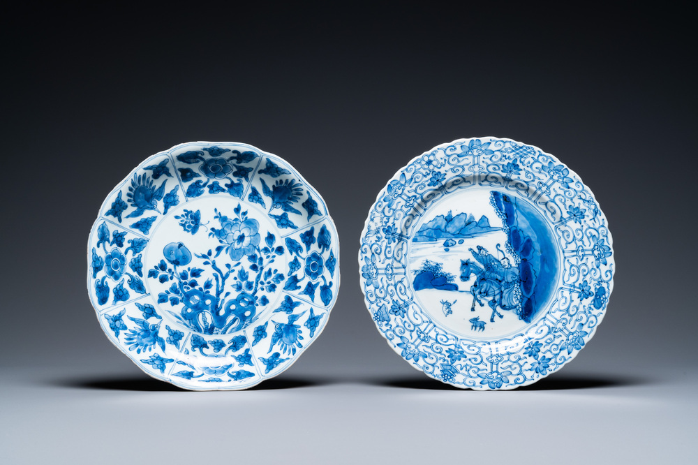 Deux plats en porcelaine de Chine en bleu et blanc, Kangxi