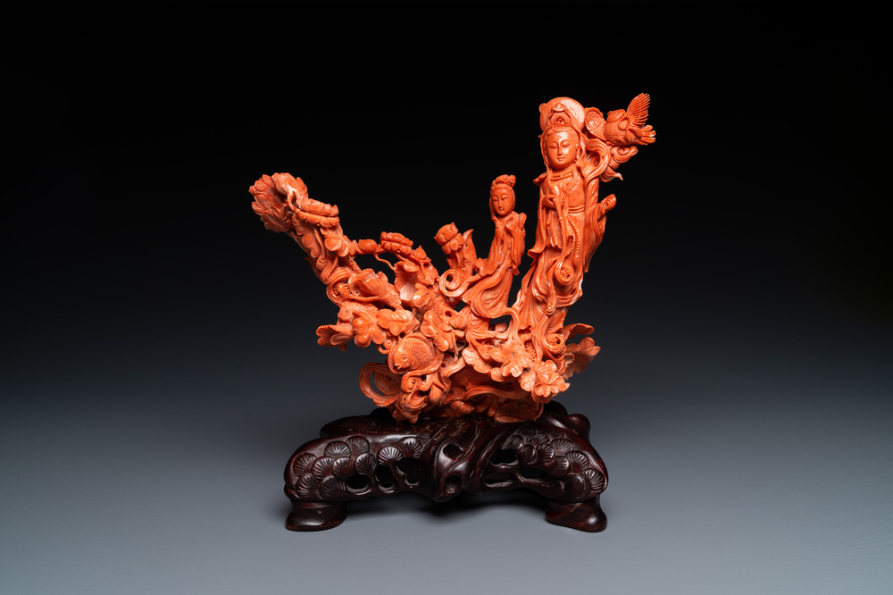 Un grand groupe figurant deux femmes entour&eacute;es de fleurs, de poissons et d'oiseaux en corail rouge sculpt&eacute;, Chine, 19&egrave;me