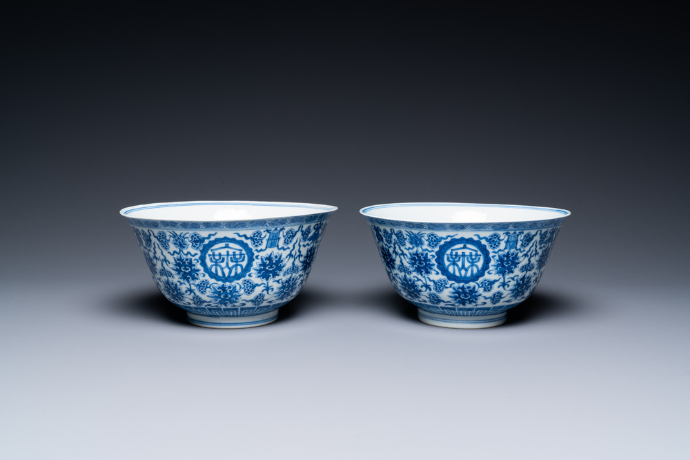 Une paire de bols 'wan shou wu jiang' en porcelaine de Chine en bleu et blanc, marque et &eacute;poque de Qianlong