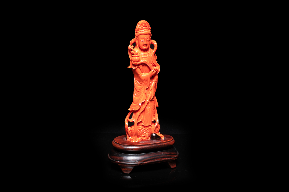 Une figure de Guanyin en corail rouge sculpt&eacute;, Chine, 19/20&egrave;me